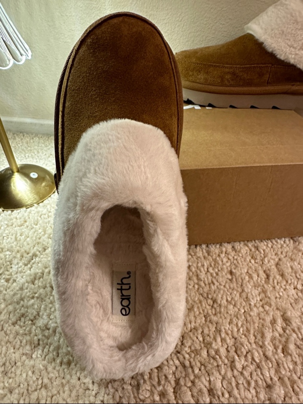 Earth medium brown slippers cozy and comfy. Size 9 - Picture 4 of 7